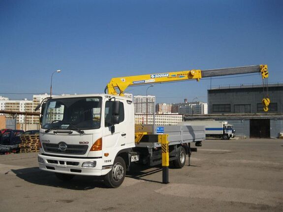 Аренда крано-манипуляторной установки Soosan SCS 513 на базе HINO 500