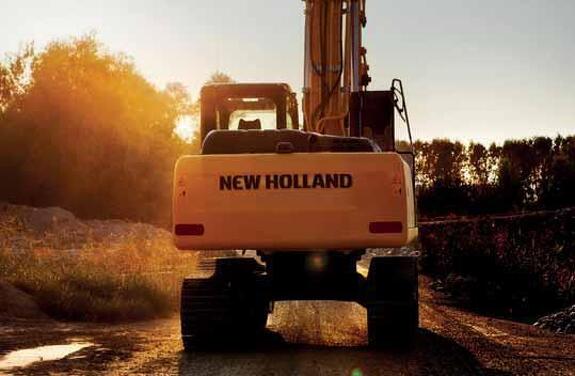 Гусеничный экскаватор с гидромолотом New Holland E215С