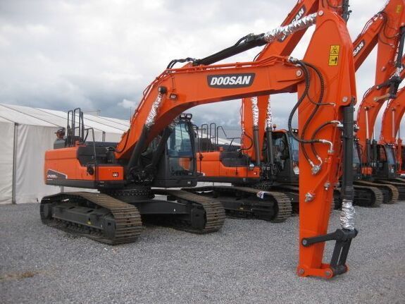 Гусеничный экскаватор с гидромолотом DOOSAN DX225LCA